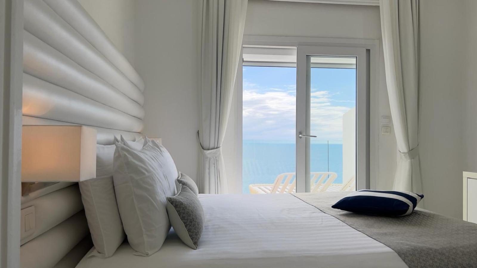 Hotel La Calanque Кавалере-сюр-Мер Екстериор снимка