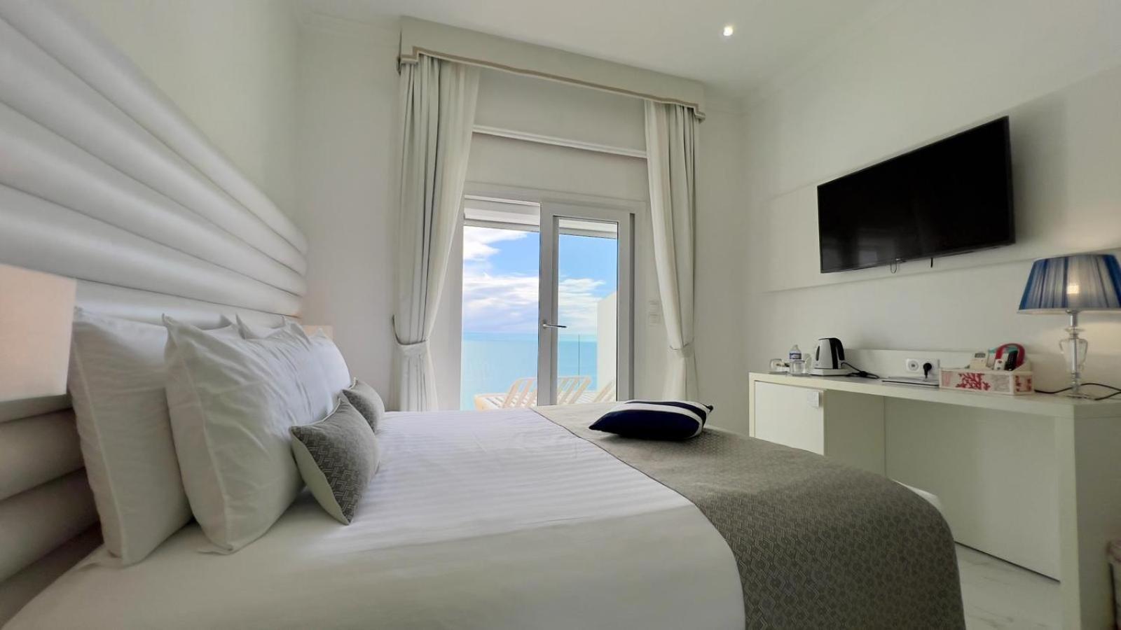 Hotel La Calanque Кавалере-сюр-Мер Екстериор снимка